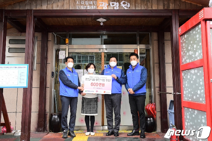 현대미포조선은 12일 오전 울주군 언양읍내 시각장애인 보호시설인 '울산 광명원'을 방문해 시설 개선을 위한 후원금 600만원을 전달했다. © 뉴스1