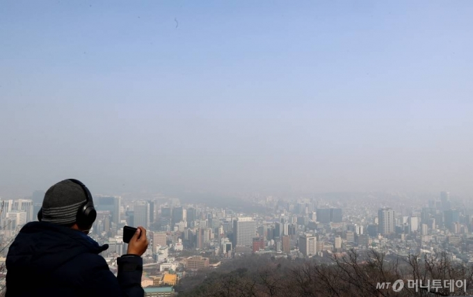 초미세먼지 농도가 '매우 나쁨' 수준을 보인 11일 용산구 N서울타워에서 바라본 도심이 뿌옇게 보이고 있다. /사진=이기범 기자 leekb@