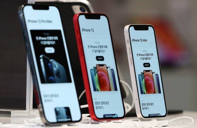 애플 신제품 아이폰 12 프로 맥스와 12 미니가 공식 출시된 지난해 11월20일 서울 중구 명동 프리스비 매장에 제품이 진열돼 있다./사진=김휘선 기자 hwijpg@ /사진=김휘선 기자 hwijpg@