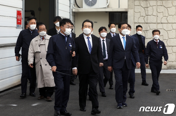 [사진] 창원 수소연료전지 기업 방문한 정세균 총리