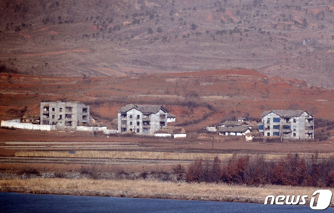 16일 오전 경기도 파주시 오두산 통일전망대에서 바라본 북한 황해북도 개풍군 일대가 주민들의 움직임 없이 고요한 모습을 보이고 있다. 2021.3.16/뉴스1 © News1 박정호 기자