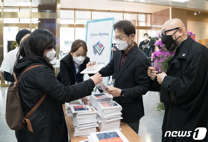 [사진] 서울시교육청, 손수건 사용 독려 캠페인