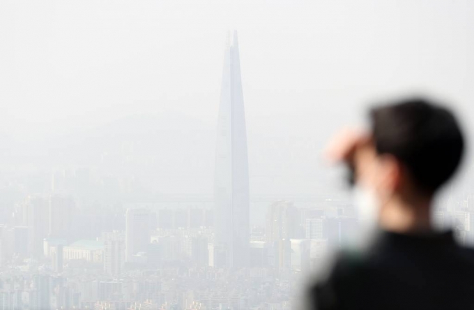 서울지역에 초미세먼지 주의보가 해제됐지만 고농도의 황사가 유입되면서 환경부가 황사 위기경보 &#039;관심&#039; 단계를 발령한 이튿날인 지난 16일 오후 경기 광주 남한산성에서 바라본 서울 도심 대기가 뿌옇다. /사진=뉴시스