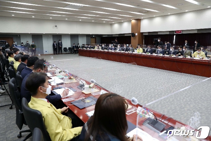 충남도는 올해 첫 합동 투자협약으로 30개 기업이 도내 9개 시군 산업단지 54만 7799㎡의 부지에 총 4064억원을 투자해 공장을 신·증설하거나 이전한다고 17일 밝혔다.(충남도 제공)© 뉴스1