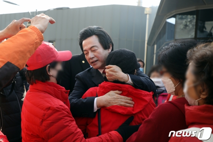 4·7 서울시장 보궐선거 후보등록 시작일인 18일 오전 서울 종로구 서울시선거관리위원회에서 허경영 국가혁명당 명예대표가 후보등록을 마치고 지지자들과 포옹을 하고 있다.  2021.3.18/사진제공=뉴스1   