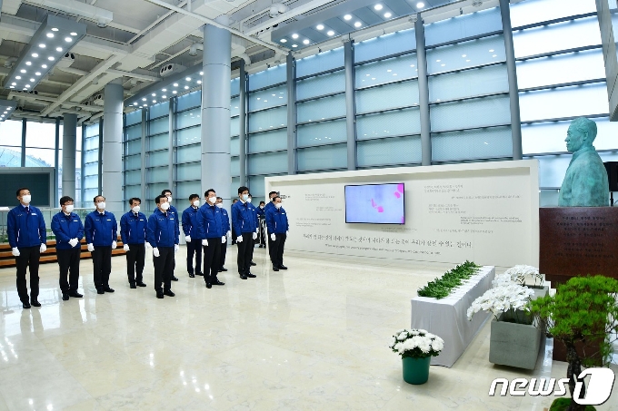 현대중공업은 21일 아산(峨山) 정주영 현대 창업자의 타계 20주기를 맞아 19일 오전 울산 본사에서 추모식을 가졌다. © 뉴스1