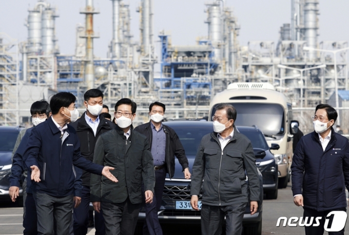 (서산=뉴스1) 이광호 기자 = 문재인 대통령이 19일 오후 충남 서산시 대산그린에너지 수소연료전지발전소를 방문하고 있다.2021.3.19/뉴스1