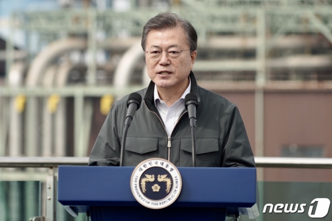 (보령=뉴스1) 이광호 기자 = 문재인 대통령이 19일 오후 충남 보령 화력발전소에서 열린 '충남 에너지전환과 그린뉴딜 전략 보고'에 참석해 발언하고 있다. 2021.3.19/뉴스1