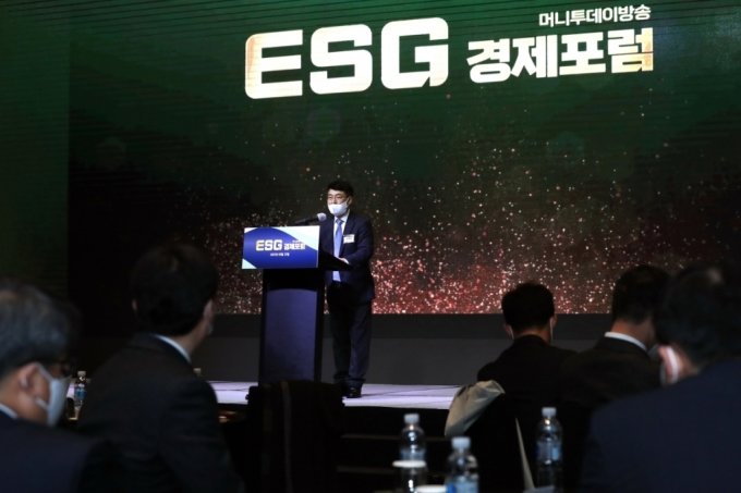 [사진]'ESG 경제포럼' 특별강연하는 이호영 교수