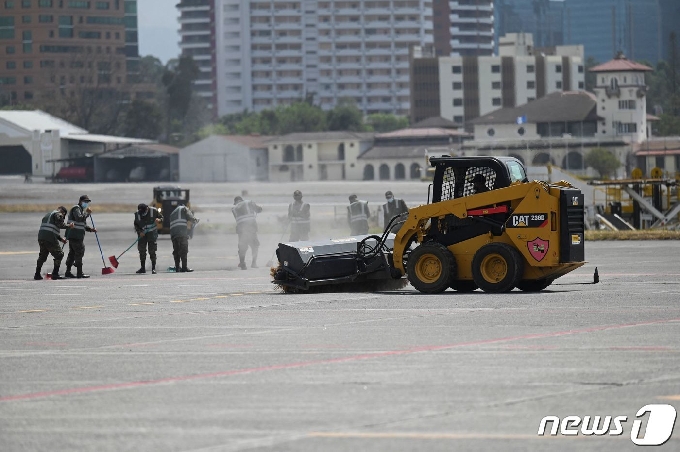 [사진] 과테말라 공항 활주로 화산재 치우는 군인들