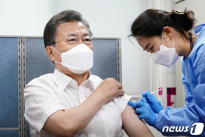 문재인 대통령이 23일 서울 종로구보건소에서 신종 코로나바이러스 감염증(코로나19) 예방을 위한 아스트라제네카(AZ)사의 백신을 맞고 있다. /사진제공=뉴스1
