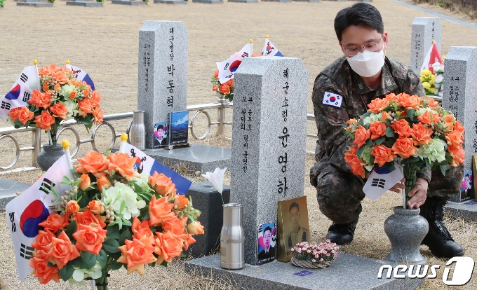 [사진] 제2연평해전 전사자 묘역 정리하는 해군