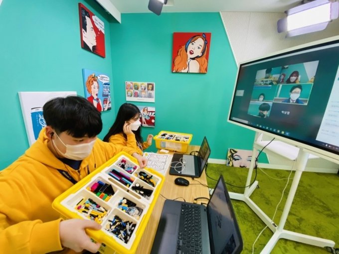 CJ올리브네트웍스 본사에서 CJ SW 창의캠프 강사가 제주중학교 학생들을 대상으로 비대면 AI·SW 디지털 교육을 진행하고 있는 모습. /사진=CJ올리브네트웍스