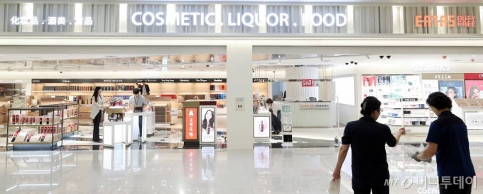 28일 오후 인천국제공항 제2여객터미널 수하물 수취 구역에서 내 면세점에서 매장을 정리하고 있다. 인천국제공항 입국장 면세점에서는 향수·화장품, 주류, 포장식품, 피혁, 패션·패션악세사리, 기념품, 스포츠용품, 완구류·유아용품, 전자제품, 음반 등이 판매된다. 2019.05.2 /사진=김창현 기자 chmt@