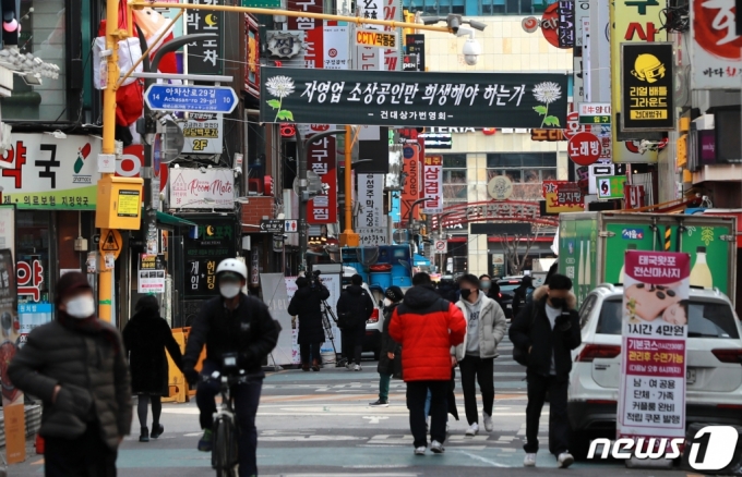 (서울=뉴스1) 구윤성 기자 = 3일 오후 서울 광진구 건대맛의거리에 '정부의 사회적 거리두기'를 비판하는 검은색 현수막이 걸려 있다. 최근 자영업자들을 중심으로 집합금지 및 영업제한 업종 간 형평성 문제와 특정 집단의 불만섞인 목소리가 커지면서 중앙사고수습본부는 지난 2일 '사회적 거리두기 체계 개편 공개토론회'를 개최했다. 또 오는 9일에는 자영업·소상공인 관계자들과 함께 다중이용시설 방역수칙 적용에 대한 방안을 논의할 예정이다. 2021.2.3/뉴스1  