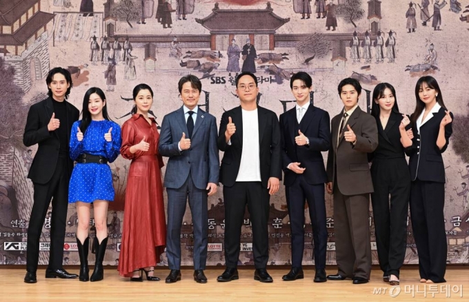 배우 이유비, 박성훈, 서영희, 감우성, 신경수 PD, 배우 장동윤, 김동준, 정혜성, 금새록이 7일 오후 온라인 생중계로 진행된 SBS 월화드라마 '조선구마사' 제작발표회에 참석해 포즈를 취하고 있다. /사진제공=SBS 2021.03.17 /사진=이동훈 기자 photoguy@