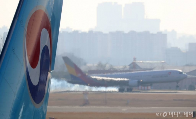 서울 강서구 김포공항 계류장에 대한항공과 아시아나항공 여객기가 활주로를 향해 이동하고 있다. /사진=이기범 기자 leekb@