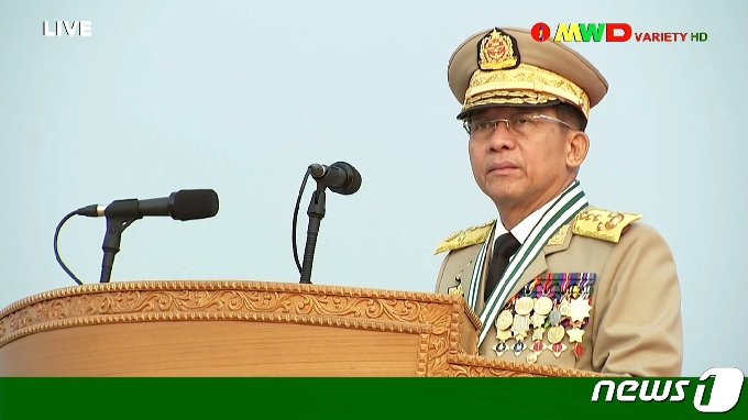 민 아웅 흘라잉 미얀마군 총사령관이 27일&#40;현지시간&#41; 네피도에서 열린 국군의 날 군사 퍼레이드를 참관하고 있다. &copy; AFP=뉴스1 &copy; News1 우동명 기자