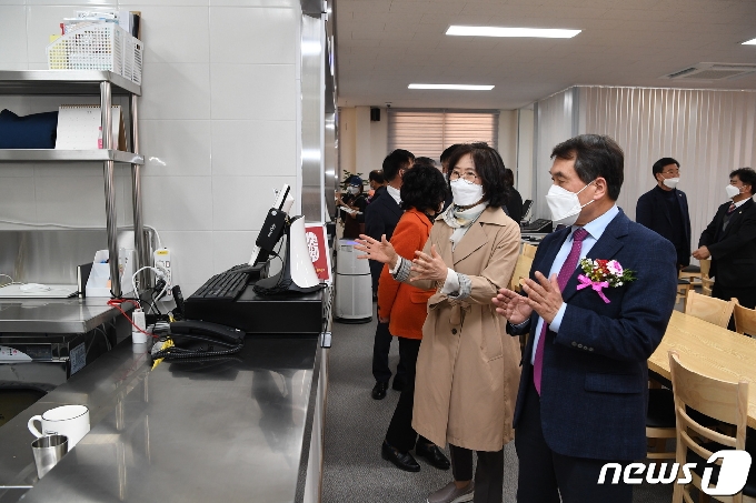 22일 전북 완주군이 &#40;구&#41;삼례중학교에서 농림축산식품부가 지원하는 청년외식창업 공동체 ‘가치식당’의 오픈식을 갖고 있다.&#40;완주군제공&#41;2021.3.22/뉴스1