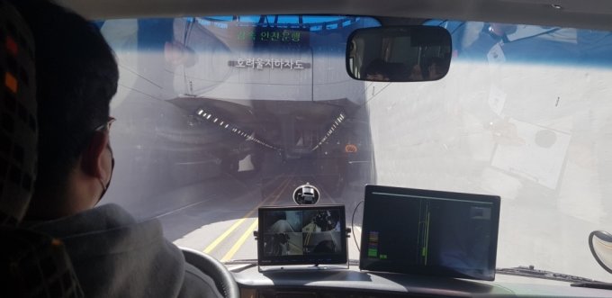 터널에 진입하고 있는 자율주행버스. /사진=최우영 기자