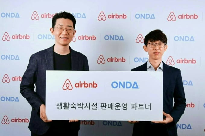 손희석 에어비앤비 코리아 컨트리 매니저(왼쪽)와 오현석 온다 대표. /사진=에어비앤비