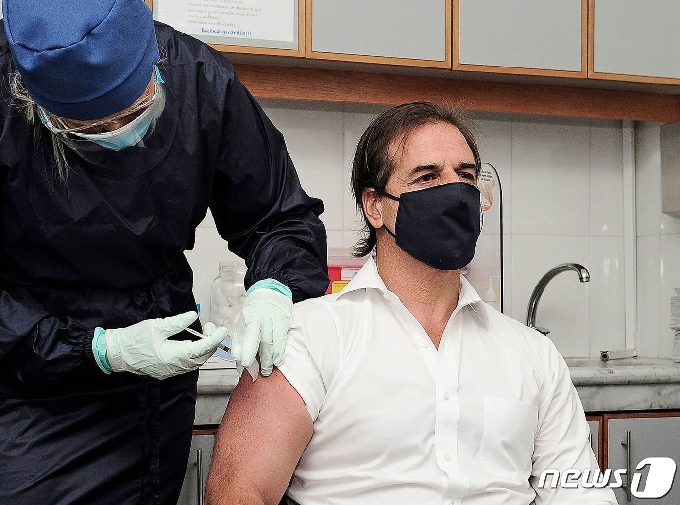 [사진] 중국산 백신 코로나백 접종받는 우루과이 대통령