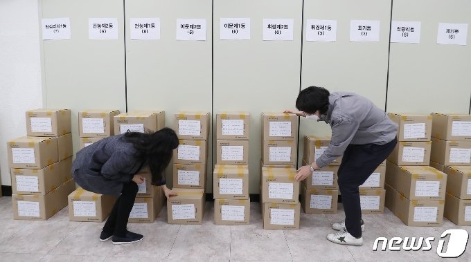 [사진] 재보궐선거 투표용지 정리중 - 머니투데이