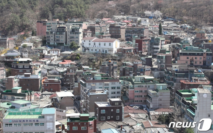 (서울=뉴스1) 박정호 기자 = 30일 오후 공공재개발 시범사업 2차 후보지로 선정된 서울 노원구 상계3구역이 낙후된 모습을 보이고 있다.   정부는 서울에 총 2만가구를 추가 공급할 수 있는 공공재개발 시범사업의 2차 후보지 16곳을 선정, 30일부터 토지거래허가구역으로 지정하는 등 투기규제 방안도 신속 추진한다.  이번에 선정된 2차 후보지는 Δ상계3 Δ천호A1-1Δ본동Δ금호23Δ숭인동 1169Δ신월7동-2Δ홍은1Δ충정로1Δ연희동 721-6 Δ거여새마을 Δ전농9 Δ중화122 Δ성북1 Δ장위8 Δ장위9 Δ신길1 지구 등이다. 2021.3.30/뉴스1  