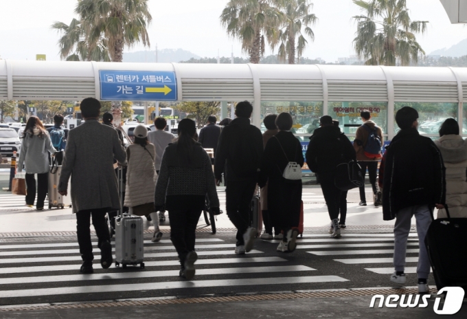 설 연휴가 시작되기 하루 전인 지난 월10일 제주국제공항에 입도객이 몰리고 있다. /사진=뉴스1