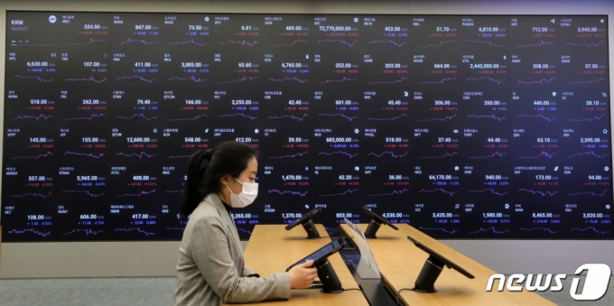 (서울=뉴스1) 김진환 기자 = 2일 오전 서울 강남구 암호화폐 거래소 '업비트' 라운지에 설치된 전광판에 비트코인과 이더리움을 비롯한 알트코인 가격이 표시되고 있다. 이날 비트코인 가격은 한때 7300만원까지 치솟으며 사상 최고가를 기록했다. 2021.4.2/뉴스1