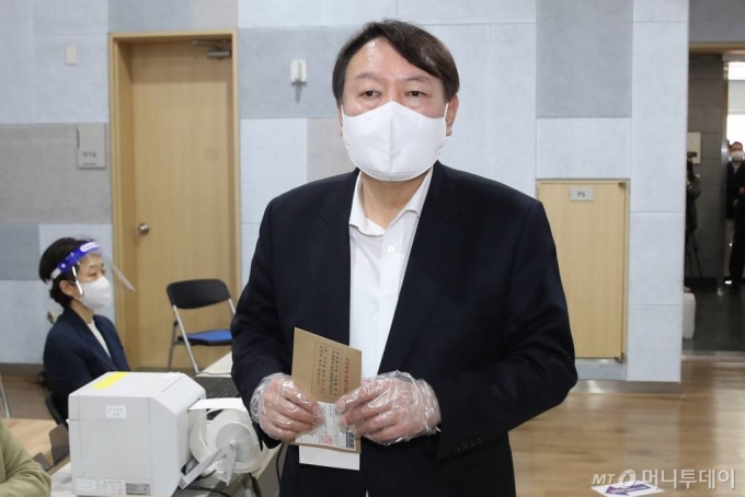 윤석열 전 검찰총장이 4·7 서울시장 보궐선거 사전투표 첫날인 2일 서울 서대문구 남가좌1동 주민센터에 마련된 사전투표소를 찾아 기표소로 향하고 있다. /사진=이기범 기자 leekb@