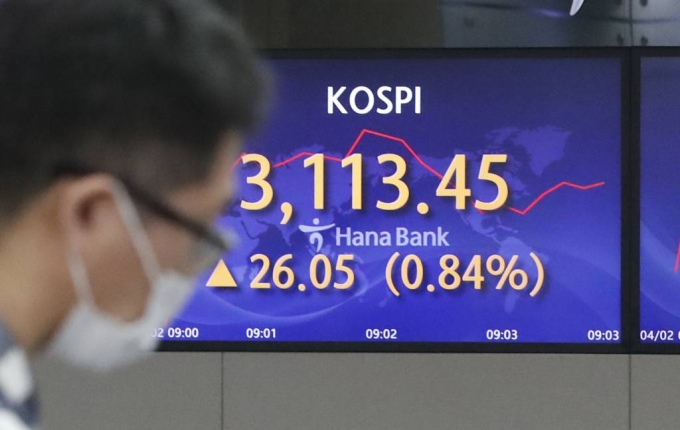 2일 오전 서울 중구 KEB 하나은행 딜링룸에서 딜러들이 업무를 보고 있다./사진=뉴시스