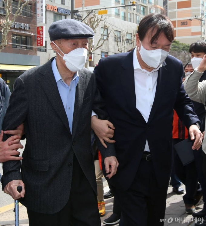 4·7 서울시장 보궐선거 사전투표 첫날인 2일 오전 서울 서대문구 남가좌1동 주민센터에 마련된 사전투표소를 찾은 윤석열 전 검찰총장이 부친 윤기중 연세대 명예교수와 함께 투표소에 들어서고 있다. /사진=이기범 기자 leekb@
