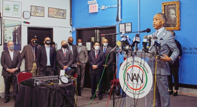흑인 인권지도자 앨 샤프턴 목사가 3월18일 아시안 인종차별 반대 기자회견에서 연설하고 있다. /사진=뉴욕한인회 홈페이지
