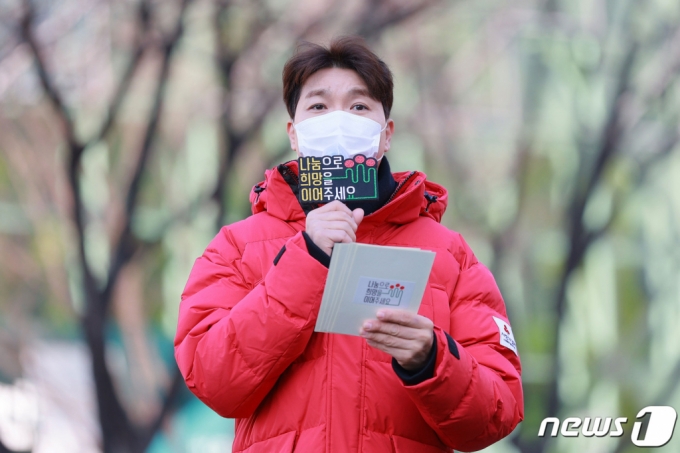 (서울=뉴스1) 이광호 기자 = 사랑의열매 홍보대사 방송인 박수홍이 1일 오후 서울시청 광장에서 열린 '사랑의열매, 희망2021나눔캠페인 출범식'에 참석해 인사말을 하고 있다.2020.12.1/뉴스1
