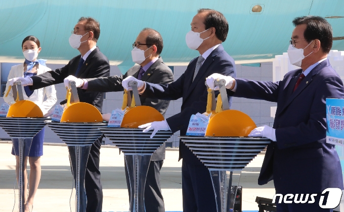 5일 경운대학교에서 열린 '경북 중서부권 하늘길 동맹 협약식'에 참석한 장세용 구미시장,김기덕 군위군수 권한대행, 김주수 의성군수, 백선기 칠곡군수(왼쪽부터) 등 단체장들이 랜딩 기어 퍼포먼스를 하고 있다. 2021.4.5/뉴스1 © News1 정우용 기자