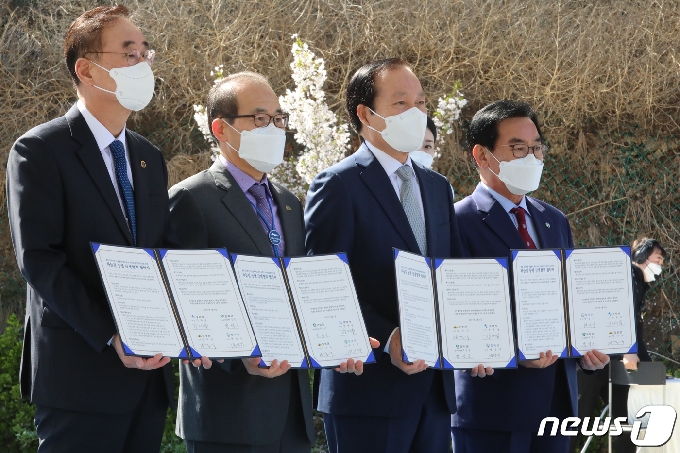 5일 경운대학교에서 열린 '경북 중서부권 하늘길 동맹 협약식'에 참석한 장세용 구미시장,김기덕 군위군수 권한대행, 김주수 의성군수, 백선기 칠곡군수(왼쪽부터) 등 단체장들이 협약을 마친 뒤 기념촬영을 하고 있다. 2021.4.5/뉴스1 © News1 정우용 기자