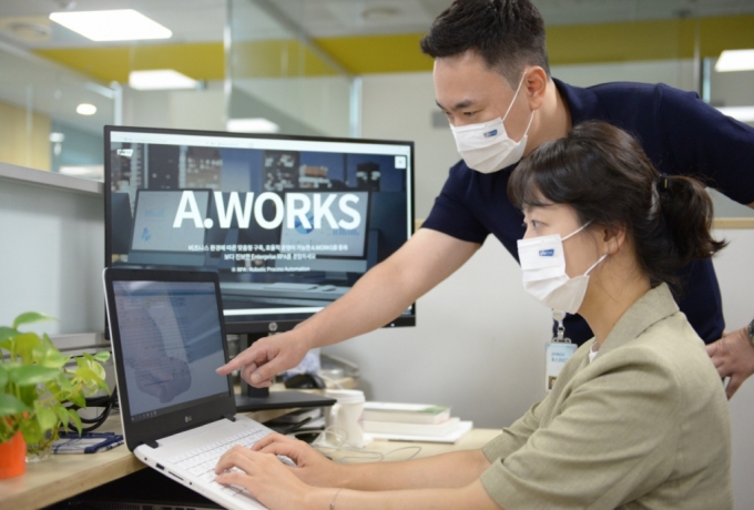 포스코ICT 직원들이 자사 RPA 솔루션 에이웍스를 활용해 업무를 처리하고 있다. /사진=포스코 ICT