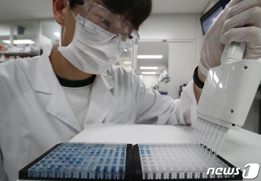(년대전=뉴스1) 김기태 기자 = 2020 6월 2일 오후 대전 유성구 한국생명공학연구원 바이오나노헬스가드연구단에서 연구원들이 코로나19 항체면역 진단키트를 시연하고 있다. 2020.6.2/뉴스1