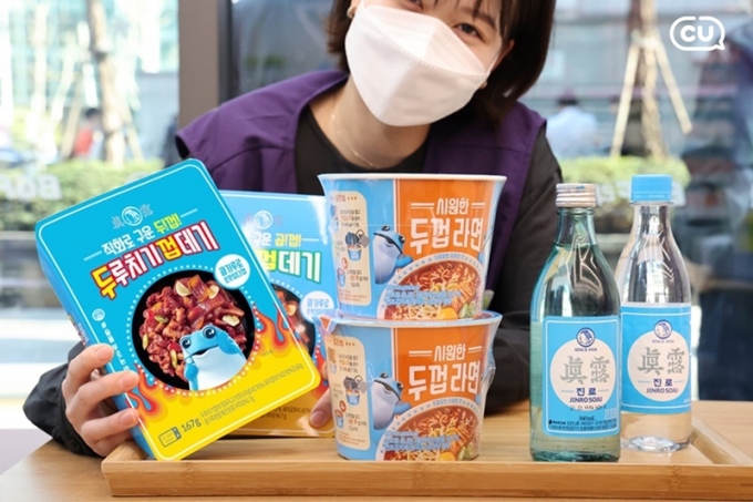 두꺼비 소주 이어 껍데기·컵라면까지…CU, 두꺼비와 술상 차린다 - 머니투데이 두꺼비 소주 이어 껍데기·컵라면까지…Cu, 두꺼비와 술상 차린다 - 머니투데이