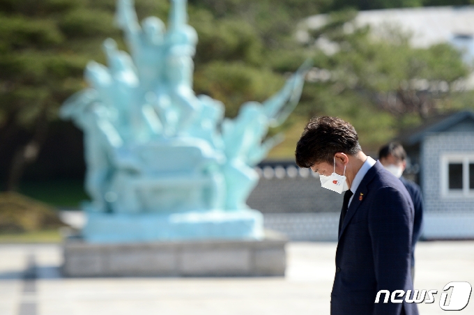 여영국 정의당 대표가 7일 오전 광주 북구 운정동 국립5·18민주묘지에서 참배를 하고 있다. 2021.4.7/뉴스1 © News1 정다움 기자