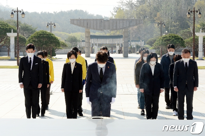 여영국 정의당 대표가 7일 오전 광주 북구 운정동 국립5·18민주묘지에서 참배를 하고 있다. 2021.4.7/뉴스1 © News1 정다움 기자