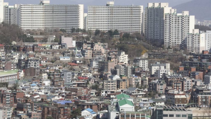 지난달 30일 서울 도심에서 바라본 성북구 한 아파트 아래에 성북1구역 일대가 보이고 있다. 정부는 지난 29일 성북1지구를 포함한 총 16곳(성북1, 상계3, 천호A1-1, 본동, 금호23, 숭인동 116, 신월7동-2, 홍은1, 충정로1, 연희동 721-6, 거여새마을, 전농9, 중화122, 장위8, 장위9, 신길1)의 공공재개발 2차 후보지를 발표했다. /사진=뉴시스