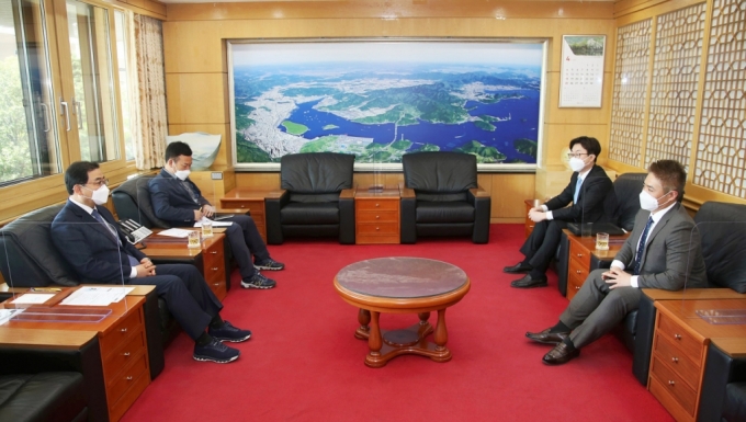 허성무 창원시장(왼쪽)이 7일 GE AVIATION KOREA 대표 및 인도태평양 군수 영업 총괄 부사장을 겸임 중인 김영제 대표이사와 대화하고 있다./사진제공=창원시