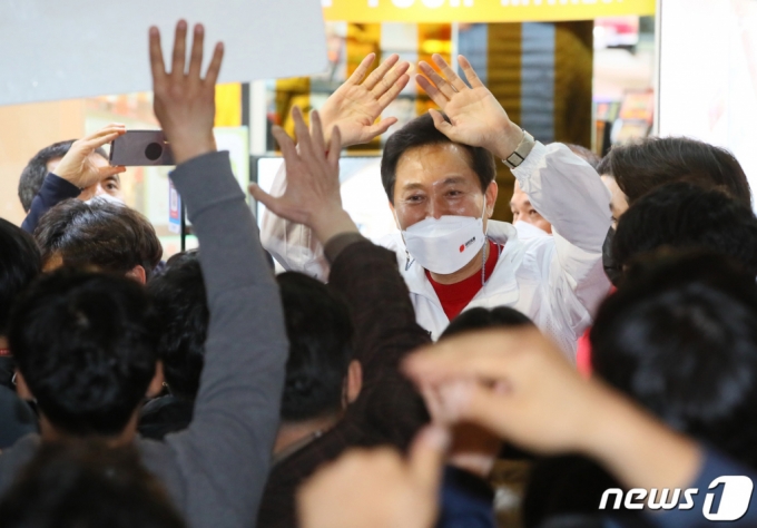 (서울=뉴스1) 국회사진취재단 = 오세훈 국민의힘 서울시장 후보가 6일 서울 서대문구 신촌거리에서 열린 마지막 거리유세에서 지지를 호소하고 있다. 2021.4.6/뉴스1