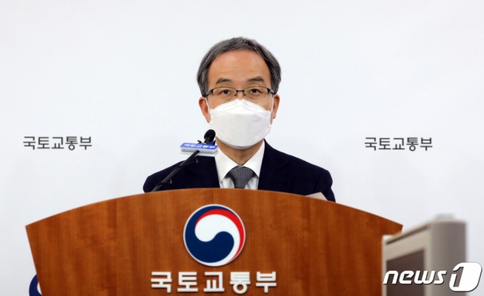 (세종=뉴스1) 장수영 기자 = 김수상 국토교통부 주택토지실장이 6일 정부세종청사 국토부 기자실에서 '서울 서초구와 제주도 공시지 가격 관련' 설명을 하고 있다. 국토교통부와 한국부동산원은 최근 언론에서 보도된 서초구 및 제주도 아파트 등 공시가격과 관련해