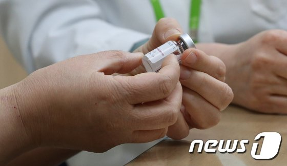정은경 질병관리청장이 1일 오전 충북 청주시 흥덕보건소에서 신종 코로나바이러스 감염증(코로나19) 예방을 위한 아스트라제네카(AZ) 백신 접종에 앞서 백신을 살펴보고 있다. 2021.4.1/뉴스1 (C) News1 김용빈 기자