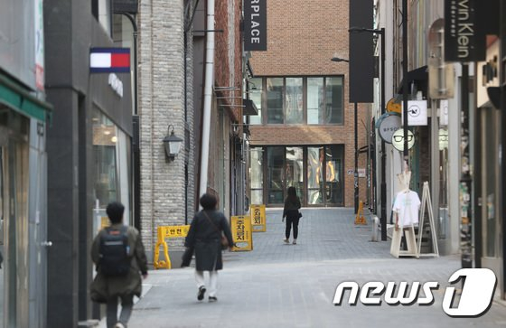 신종 코로나바이러스 감염증(코로나19) 확진자가 89일 만에 최다를 기록하면서 소상공인과 자영업자들이 정부의 결정에 촉각을 곤두 세우고 있다. 7일 서울 명동거리가 한산한 모습을 보이고 있다. 2021.4.7/뉴스1 (C) News1 이성철 기자