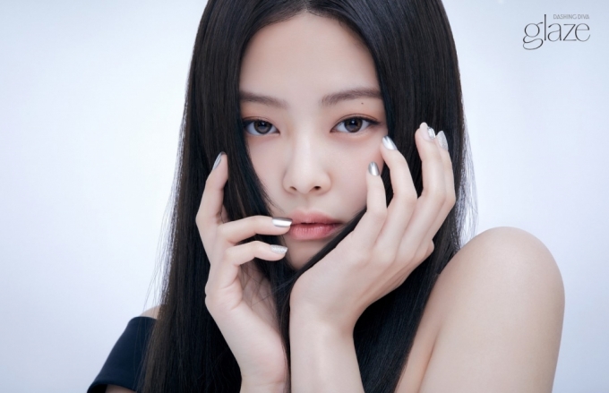 글레이즈를 착용한 브랜드 모델 블랙핑크 ‘제니’의 모습/사진=데싱디바
