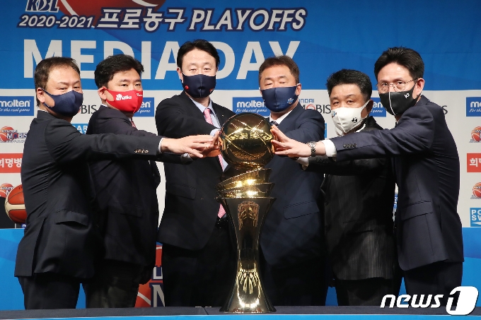 8일 오전 서울 강남구 호텔리베라에서 열린 2020-2021 현대모비스 프로농구 플레이오프 미디어데이에서 6개팀 감독들이 기념촬영을 하고 있다. 왼쪽부터 현대모비스 유재학 감독, KGC 김승기 감독, 오리온 강을준 감독, KCC 전창진 감독, 송교창 선수, 전자랜드 유도훈 감독, KT 서동철 감독. 오는 10일부터 시작되는 6강 플레이오프는 오리온과 전자랜드, KCC와 KT가 각각 5전3선승제로 격돌한다. 2021.4.8/뉴스1 © News1 조태형 기자